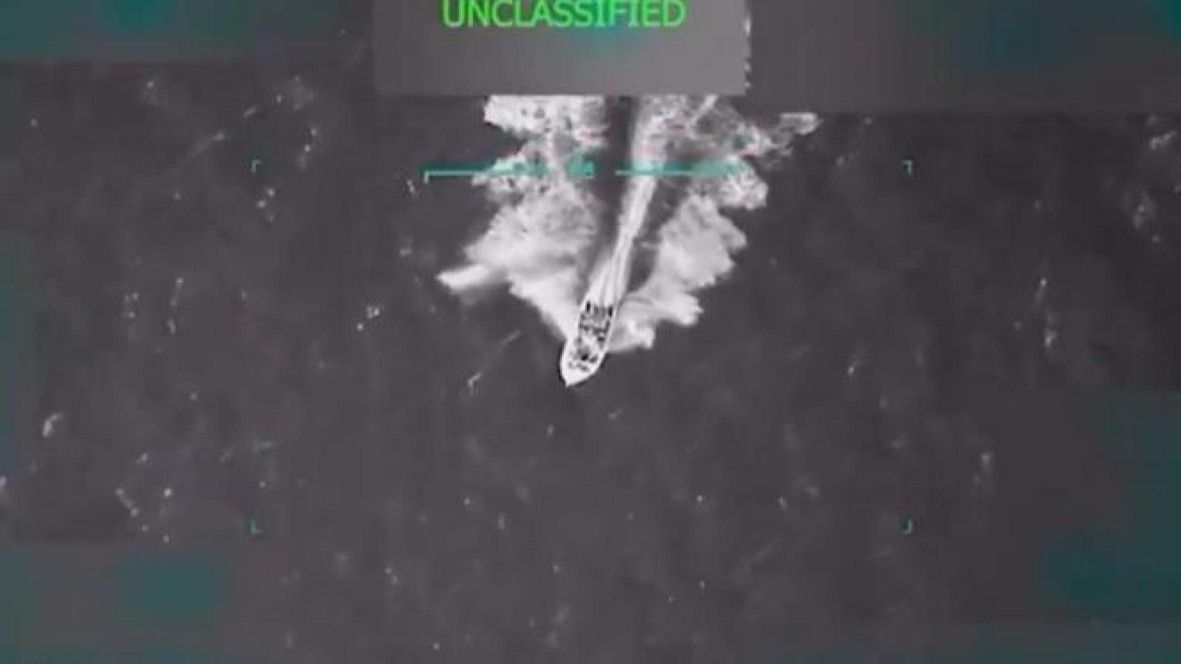 Imagen de la embarcación que supuestamente transportaba droga, antes de ser abatida por el Ejército estadounidense.