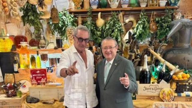 Carlos Herrera junto a Antonio Carmona Baraza, propietario de Terraza Carmona.