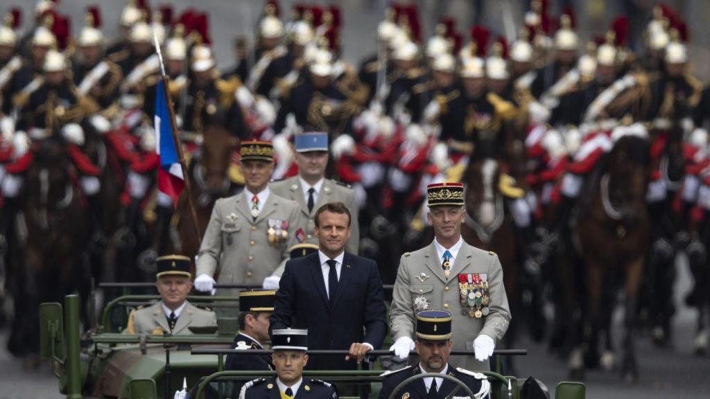 Emmanuel Macron preside en París un desfile militar junto a la cúpula del Ejército francés.