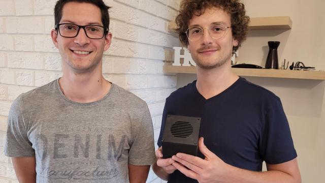 Dominik Fila y Lukasz Paczkowski con su invento Silent Box.