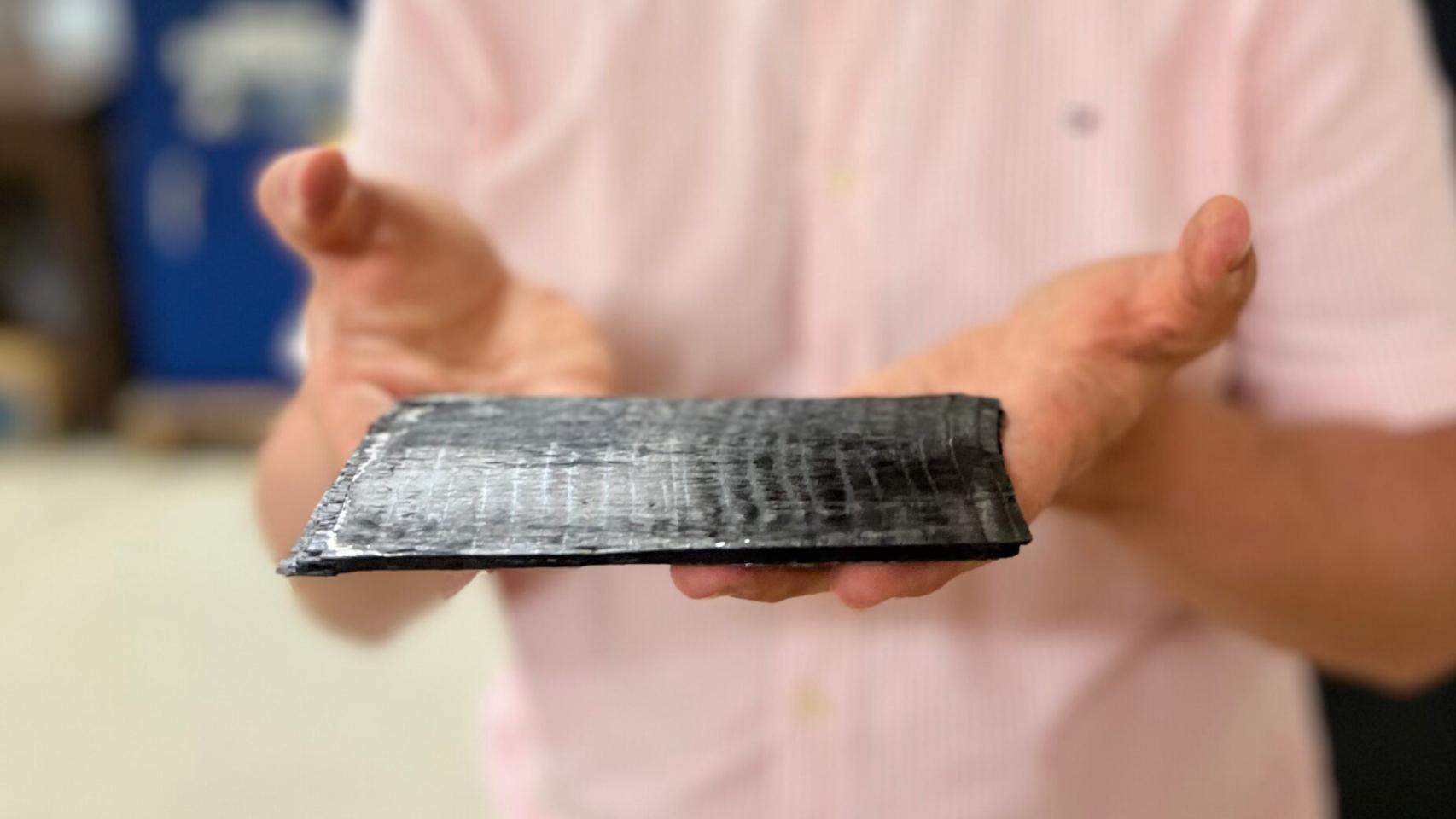 Una muestra de ATSP, un plástico inteligente de fibra de carbono