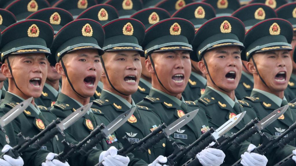 Soldados chinos durante el desfile militar en Pekín.