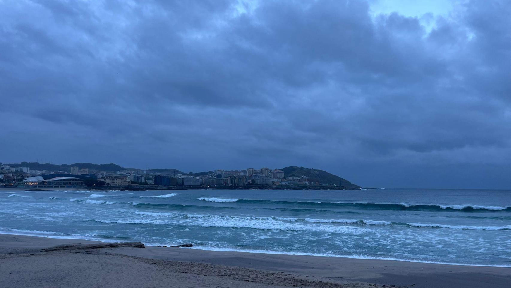La playa de Orzán un día de lluvia