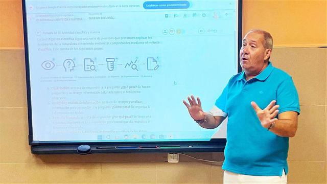 Jorge Meneses, profesor del Colegio Nuestra Señora de Lourdes de Valladolid, dando clase