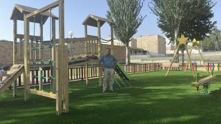 Villamayor da un nuevo aire al Parque Ciudad de los Niños: juegos, césped artificial y paseos renovados
