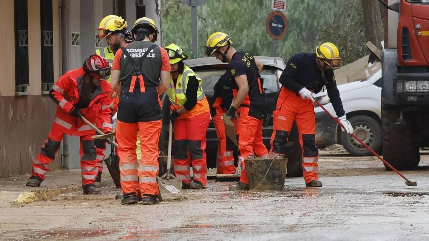 Bomberos Forestales de la Generalitat trabajan en las tareas de limpieza de la dana. EFE/ Jose Manuel Vidal