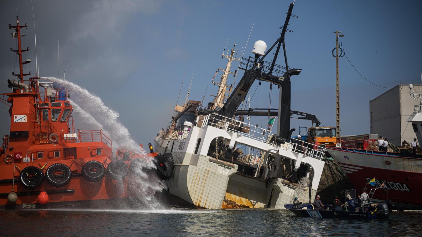 Agentes de los Servicios de Emergencias trabajan por apagar el incendio del buque Awadi, en el puerto de Ribeira, a 2 de septiembre de 2025, en Ribeira, A Coruña