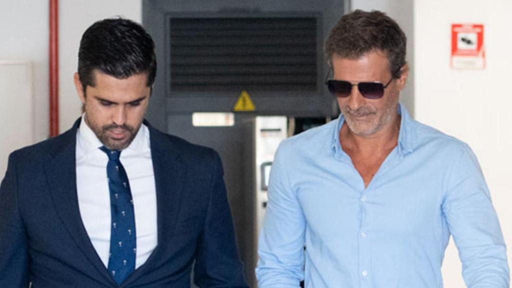 Rodolfo Sancho con su abogado el martes 3 de septiembre en los tribunales de Puerto del Rosario.