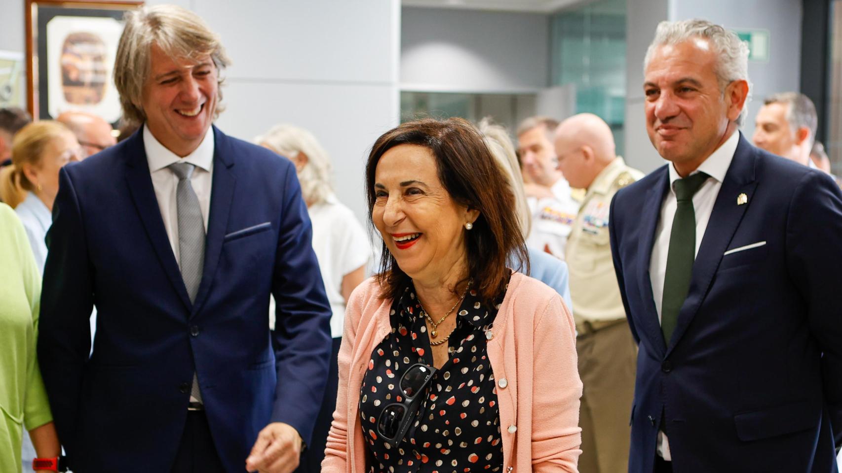 La ministra de Defensa visita la delegación de Defensa en Soria y bromea junto a Carlos Martínez y Nicanor Sen.