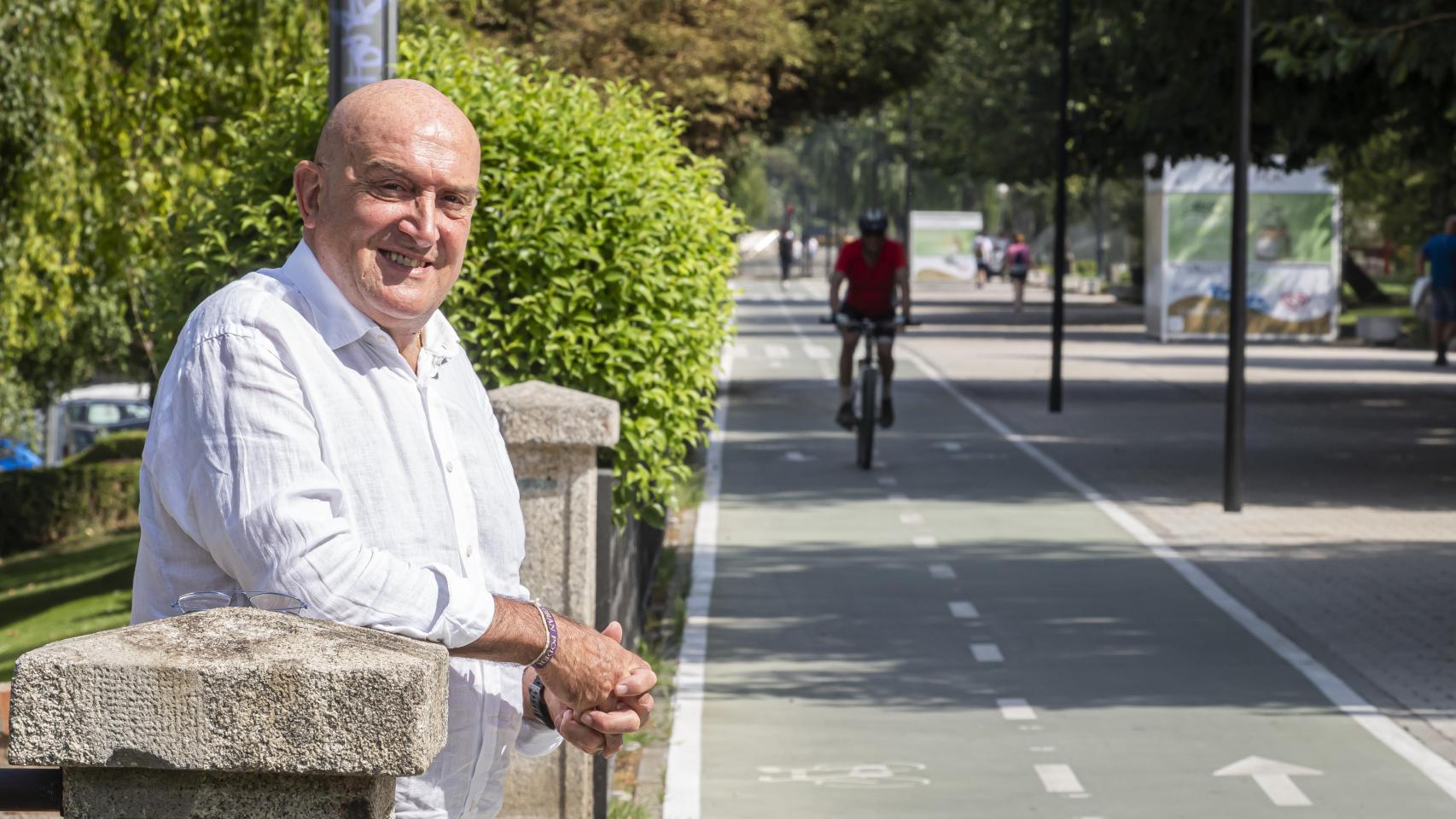 Jesús Julio Carnero, en el nuevo carril bici de Isabel la Católica, que discurre paralelo al cauce del río Pisuerga