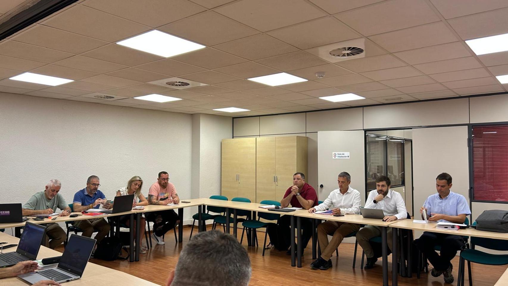 Avanza y el comité en una reunión en el SAMA.