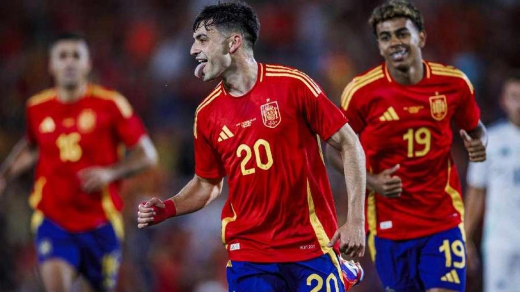Pedri, durante un partido con la selección española.