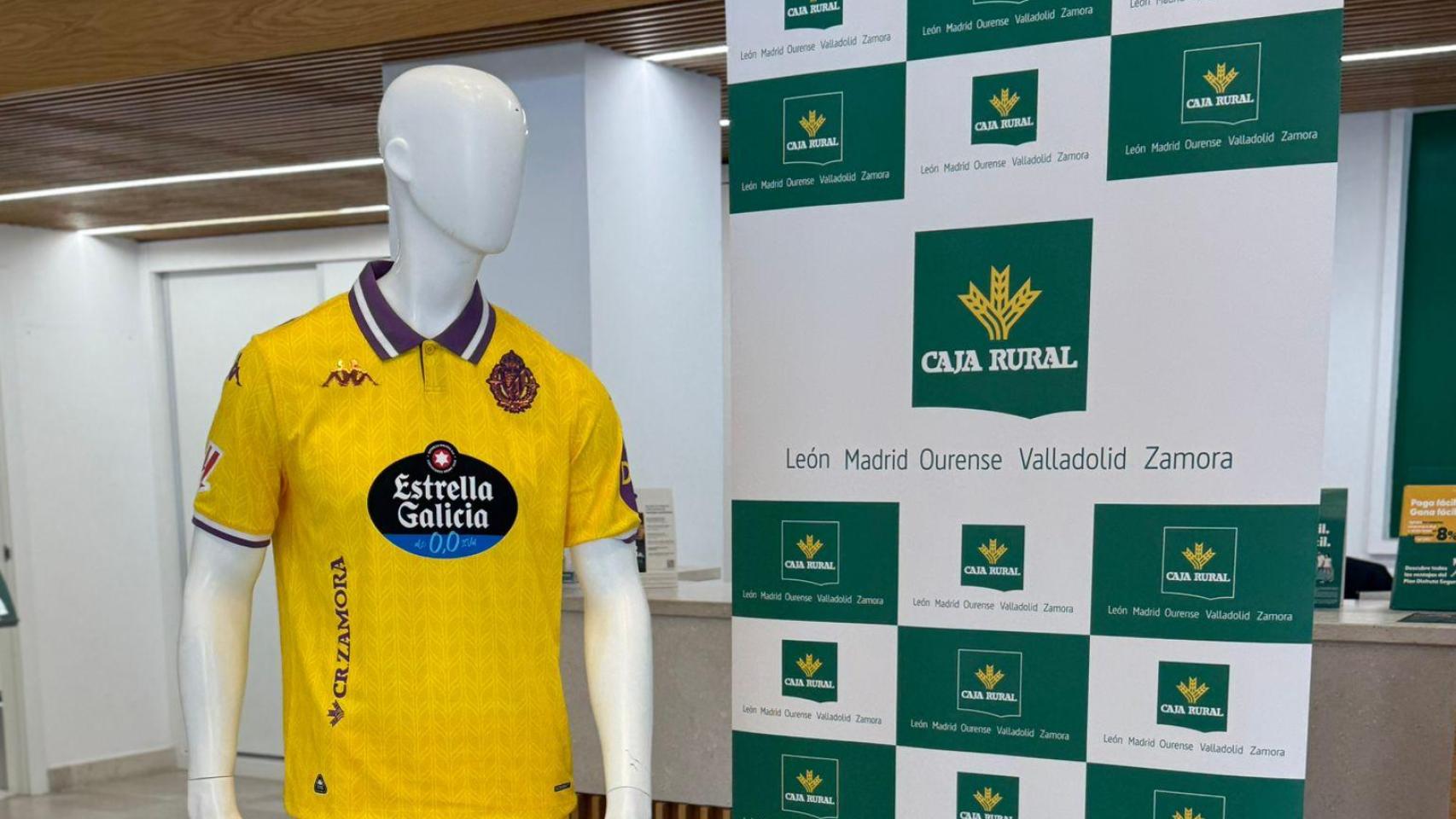 La tercera equipación del Real Valladolid y el logo de Caja Rural de Zamora