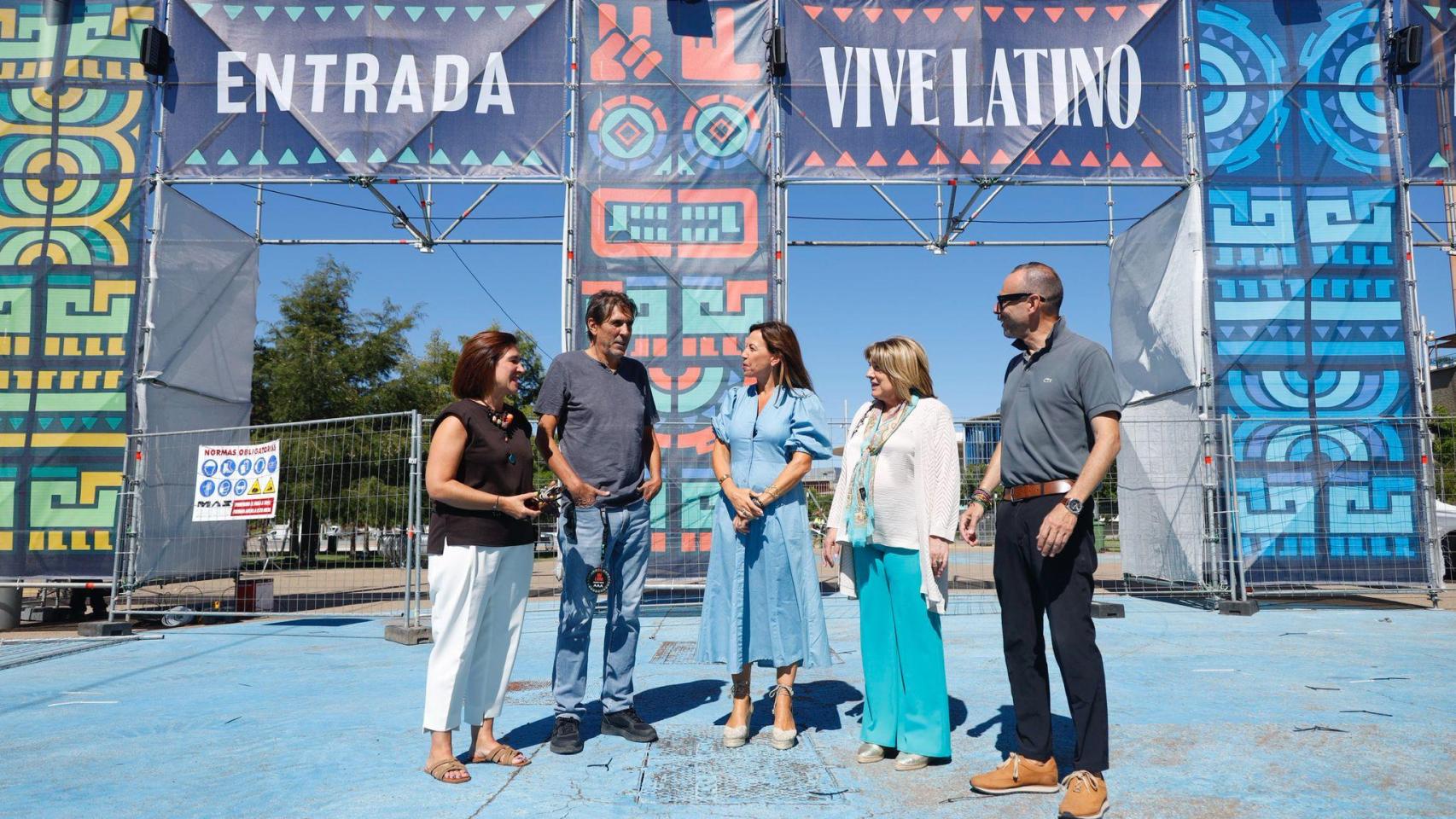 La alcaldesa Natalia Chueca, la consejera de Presidencia, Interior y Cultura, Tomasa Hernández, y los impulsores de este proyecto, Jordi Puig, creador y director de Vive Latino, y Nacho Royo.
