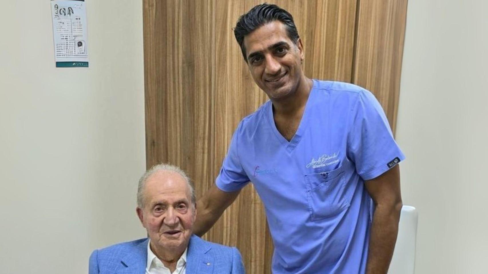 El rey Juan Carlos I, con el doctor Ali Al Belooshi, en una imagen de las redes sociales.