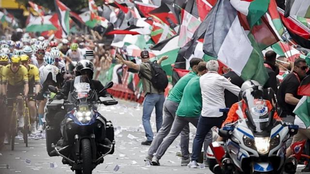 Banderas a favor de Palestina al paso de los ciclistas en la 11ª etapa de La Vuelta.