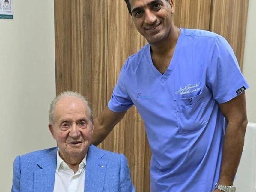 El rey Juan Carlos en Abu Dabi, con el médico Ali Albeloshi en una prestigiosa clínica especializada en cirugía ortopédica.