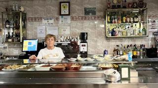 Esperanza y un bar histórico en Íscar con sabrosos manjares caseros: "No tengo horarios. Esto es muy esclavo"