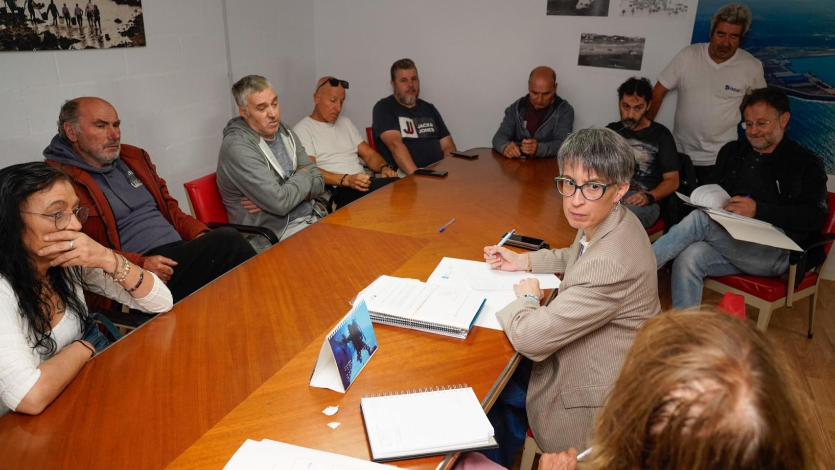 Reunión entre la Xunta y la cofradia de pescadores de A Coruña por el dragado de la ría do Burgo.