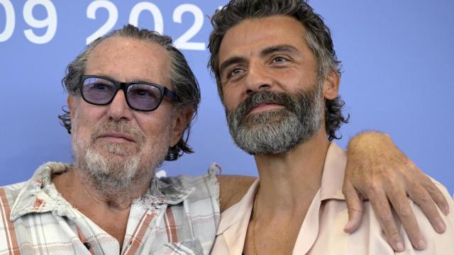 Oscar Isaac y Julian Schnabel en la presentación de 'In the Hand of Dante'. Foto: EFE/EPA/RICCARDO ANTIMIANI
