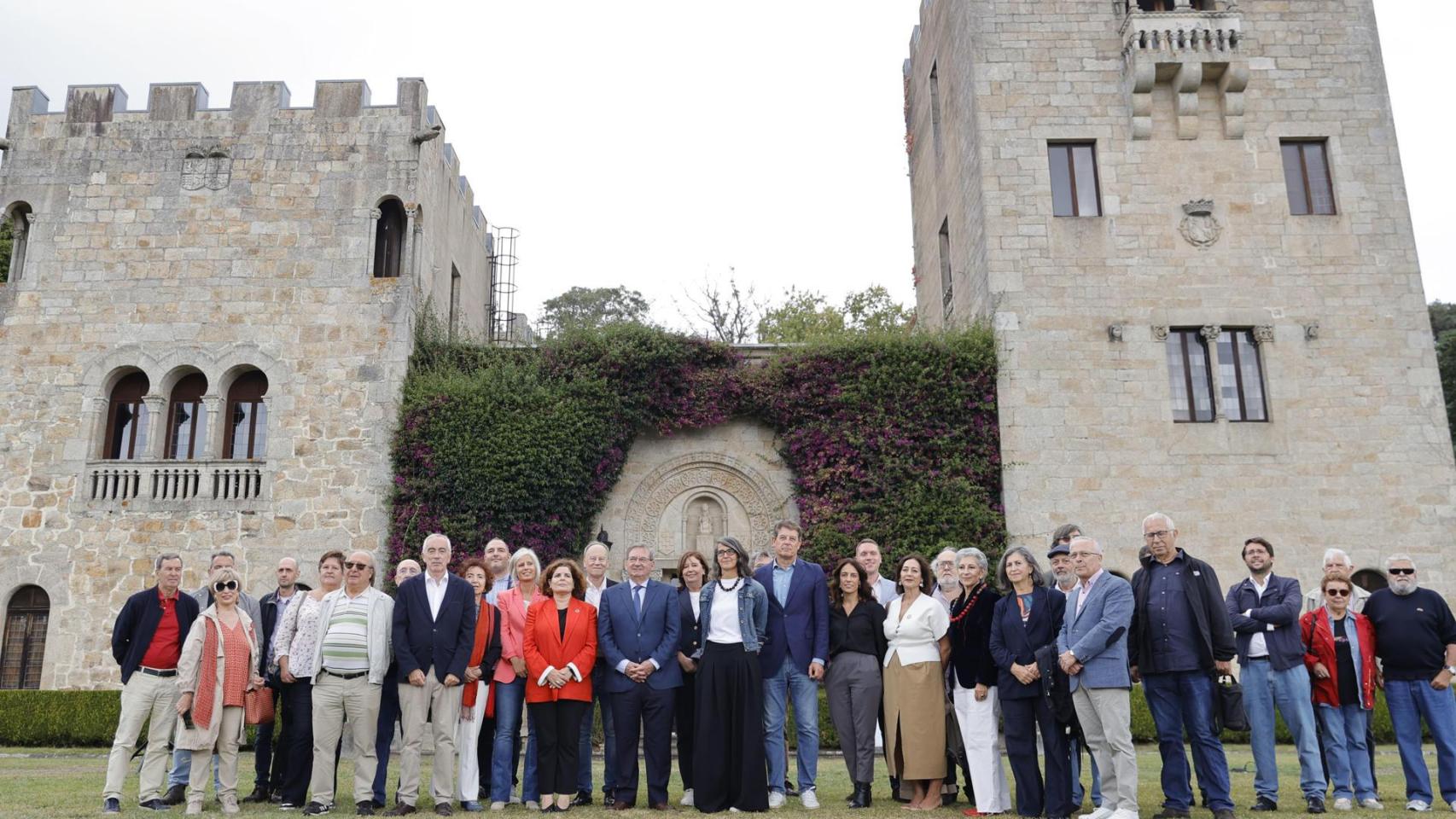Foto de familia del acto organizado por el Gobierno en el Pazo de Meirás este martes, coincidiendo con la publicación en el BOE del inicio del procedimiento para declararlo Lugar de Memoria Democrática. Foto: EFE/Cabalar