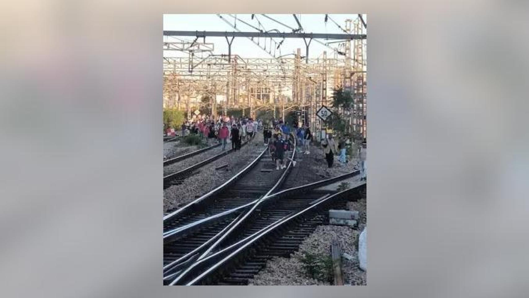 Una avería en Cercanías obliga a pasajeros a ocupar las vías a la entrada de Atocha: afectadas las C-2, C-7, C-8 y C-10