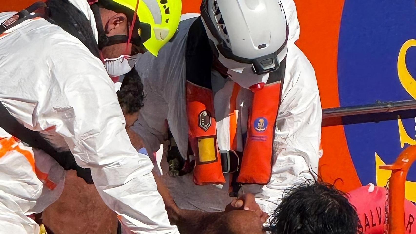 Los servicios de Cruz Roja y Policía Nacional atienden a los tres supervivientes de la patera.