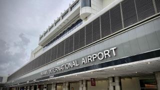 Una mujer intenta secuestrar a un niño en el aeropuerto de Miami y agrede al personal: "Este es mi hijo"