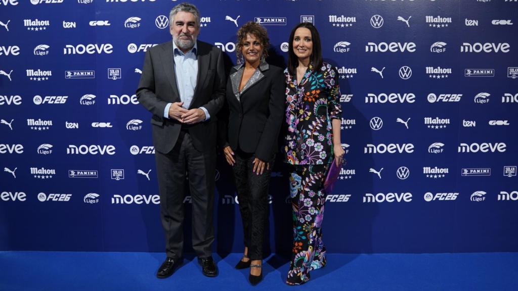 José Manuel Rodríguez Uribes, presidente del Consejo Superior de Deportes; Beatriz Álvarez Mesa, presidenta de la Liga F; y Cruz Sánchez de Lara, vicepresidenta ejecutiva de EL ESPAÑOL.
