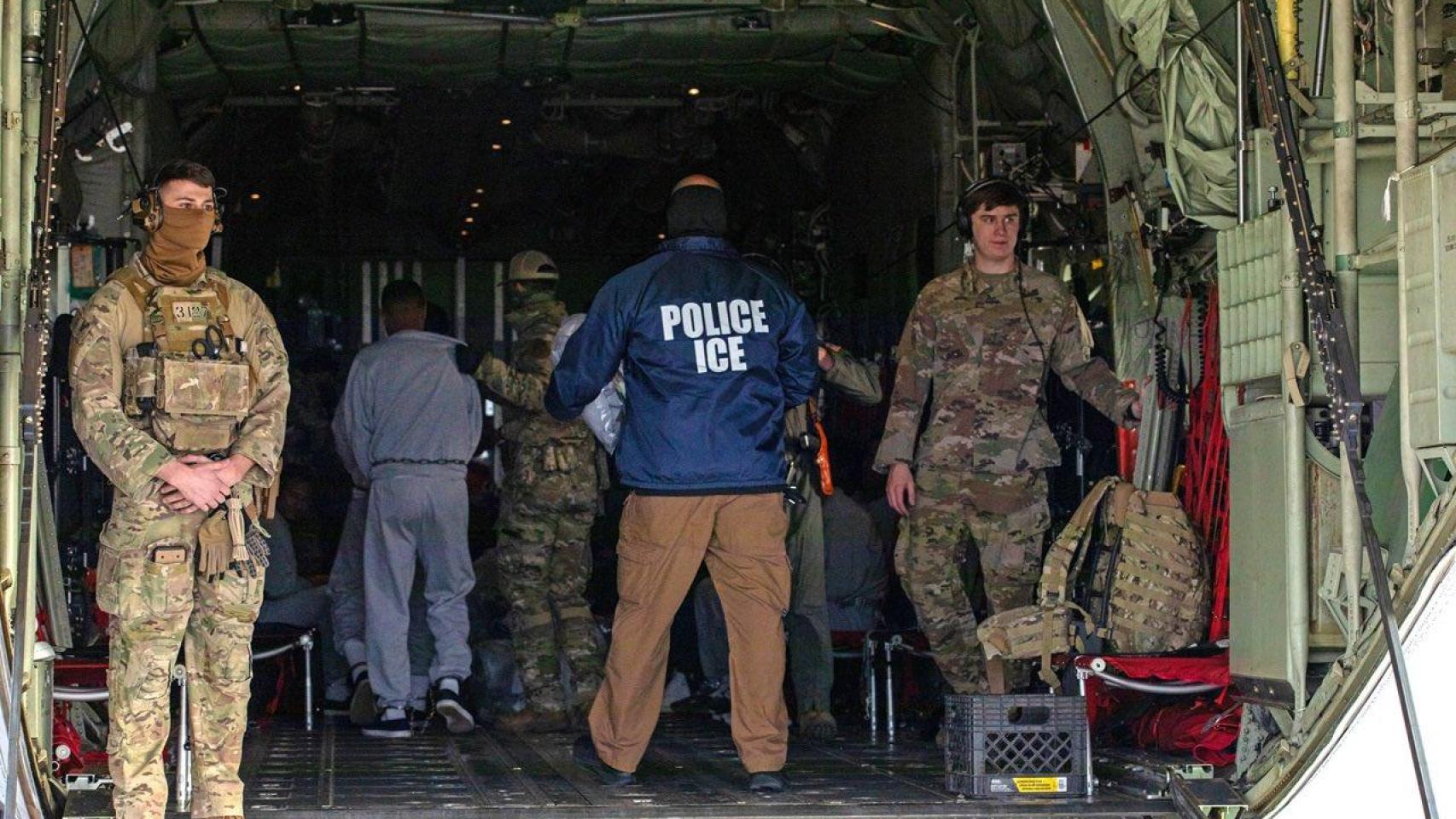 Migrantes siendo deportados en un avión militar.