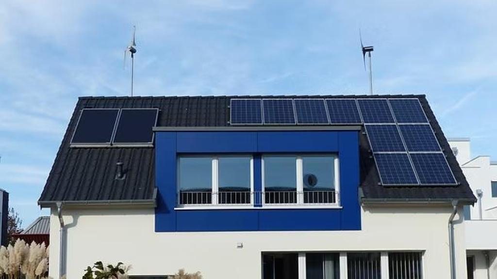 Vivienda con paneles solares y microturbinas