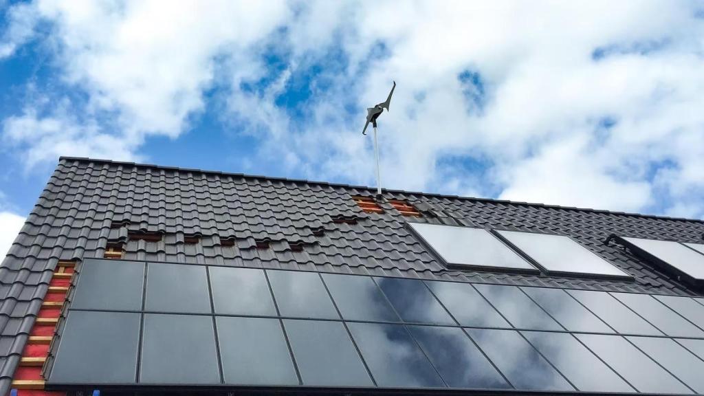 Microturbina sobre tejado con paneles solares