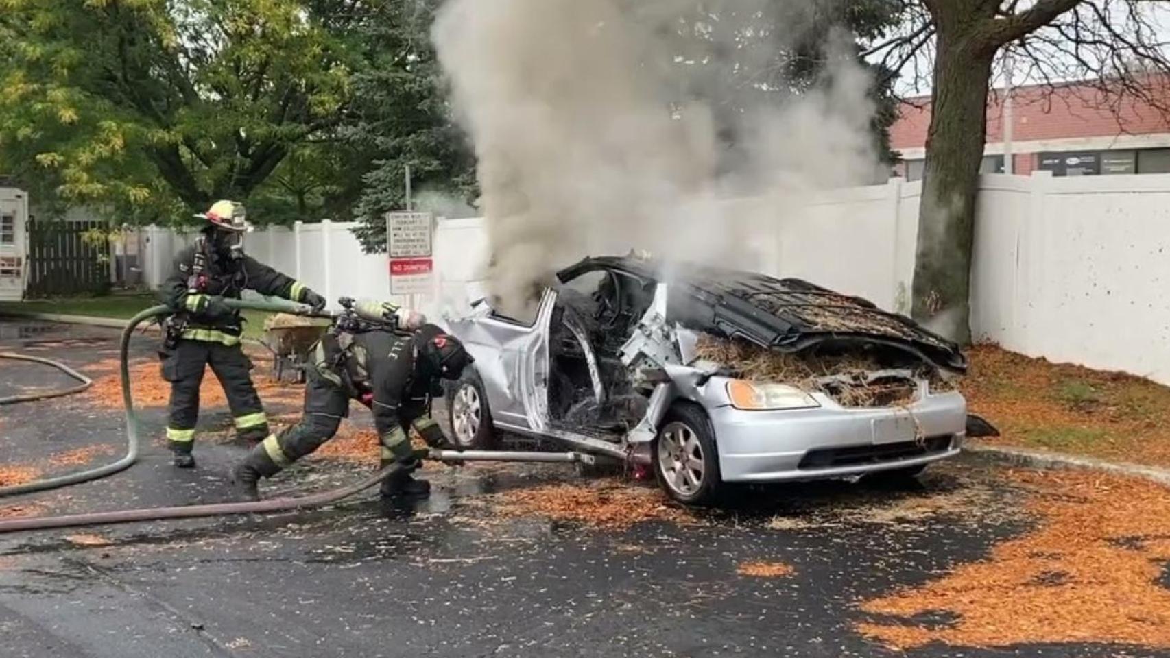 Bomberos apagando un coche eléctrico incendiado con el Poseidon Nozzle