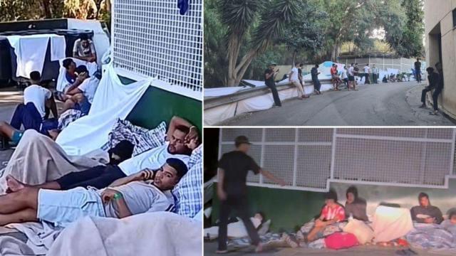 La entrada del CETI abarrotada de inmigrantes.