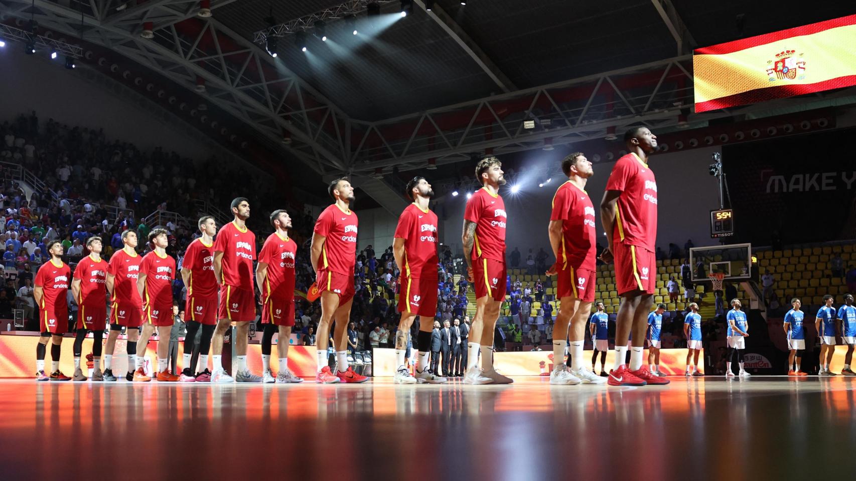 Los jugadores de la Selección escuchan el himno nacional en la previa del duelo ante Italia.