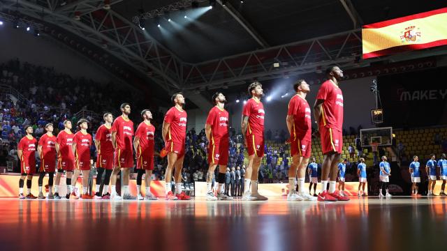 Los jugadores de la Selección escuchan el himno nacional en la previa del duelo ante Italia.