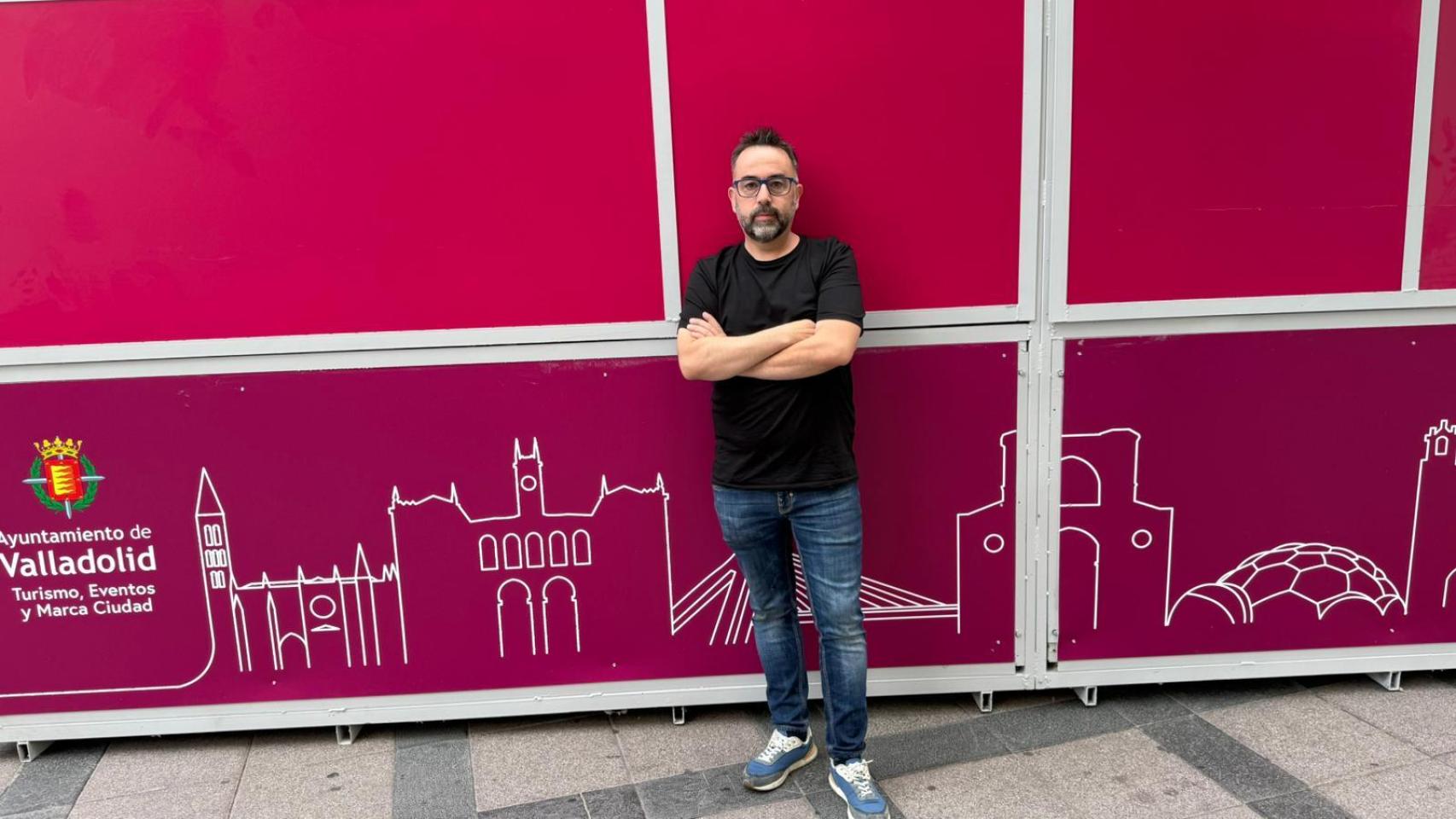 José Antonio Pérez, de Five Napoli, posa delante de su caseta de la Feria de Día