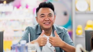 Jin Ye, el empresario "más murciano que chino", pasa de parodiar a Julio Iglesias a fichar por el canal de venta de TikTok
