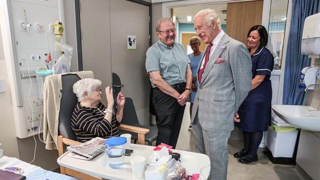 Carlos III de Inglaterra durante su visita al Midland Metropolitan University Hospital.