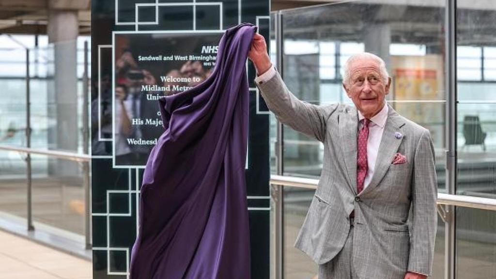 Rey Carlos III en la inauguración del Midland Metropolitan University Hospital.
