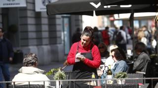 Una camarera de Sevilla no se corta y estalla por el trato de los clientes: "Se piensan que no somos personas"