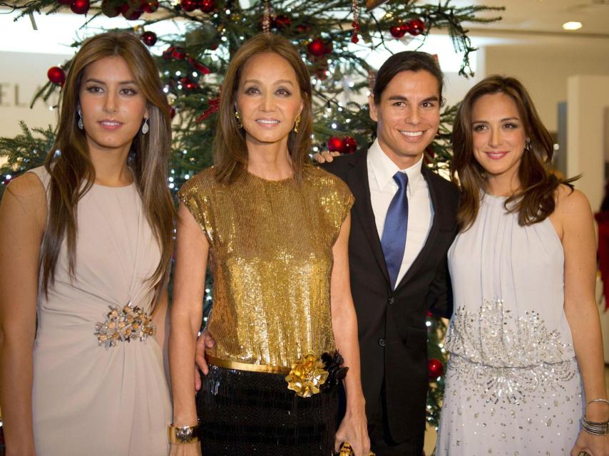 Isabel con Ana Boyer, Julio José y Tamara Falcó, en una imagen capturada en 2011.