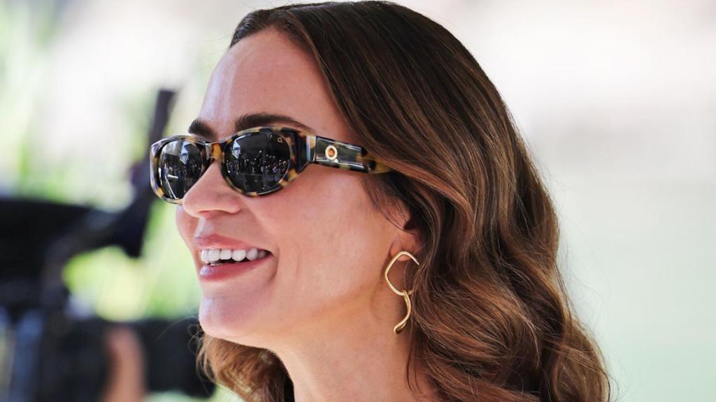 Las gafas de la actriz son de etnia Barcelona.