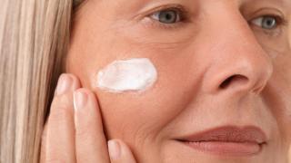 Ni rosa mosqueta ni retinol: esta es la mejor crema 'antiedad' para mujeres de 50 años según la OCU