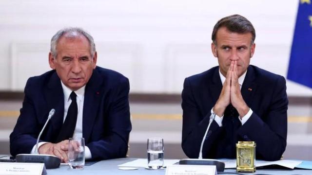 El primer ministro de Francia, François Bayrou, junto al presidente del país, Emmanuel Macron.