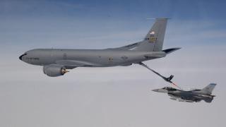Argentina estrecha aún más sus lazos militares con Trump: adquirirá dos aviones cisterna KC-135 para sus cazas F-16