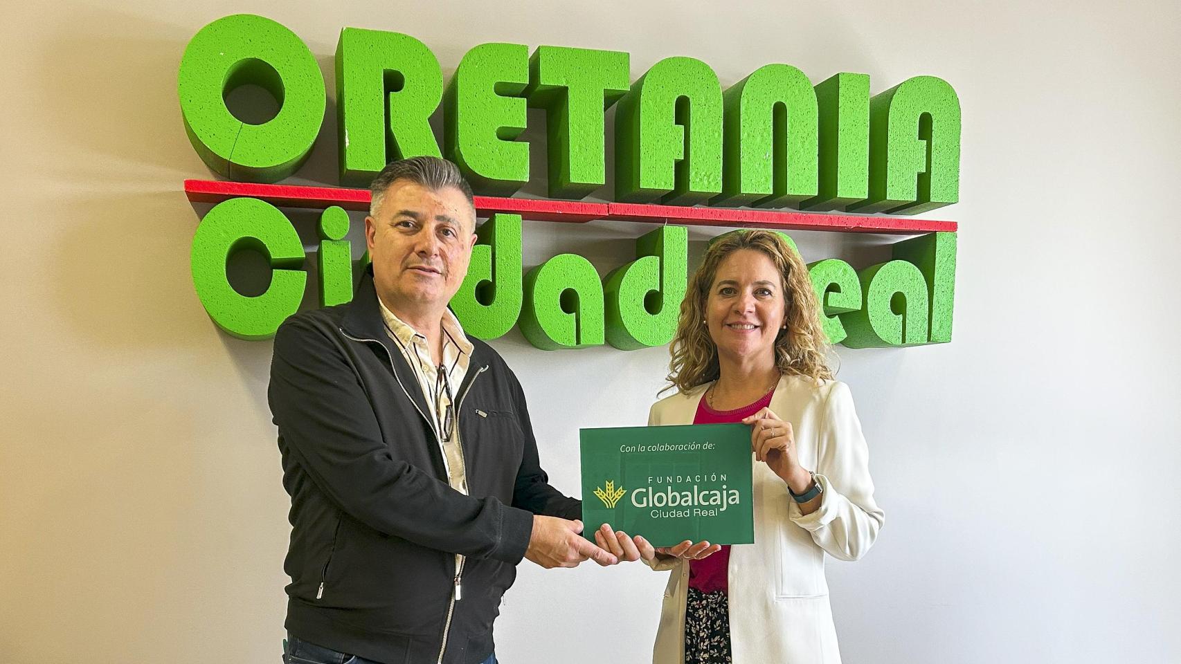 La directora de la Fundación Globalcaja, Mayte Carmona, y el presidente de Oretania Ciudad Real, Eloy Sánchez de la Nieta.
