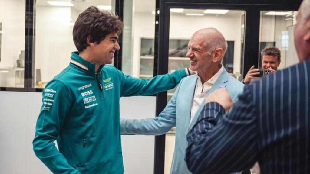 Lance Stroll saluda a Adrian Newey durante su presentación.