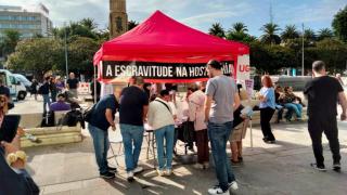 Colas para firmar por un convenio digno de la hostelería en A Coruña: 1.100 en la primera jornada