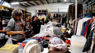 Desvistiendo bulos de la donación de ropa en Cáritas: "Ni acaba en los mercadillos ni se da en bolsas de basura"